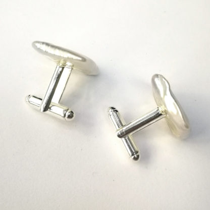 Silvery cufflinks with lustrous white and grey square nucleated freshwater pearls - Image 2