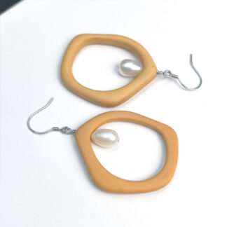 Keltainen muovivaahto